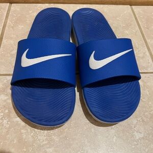 Size 7Y Nike Slides